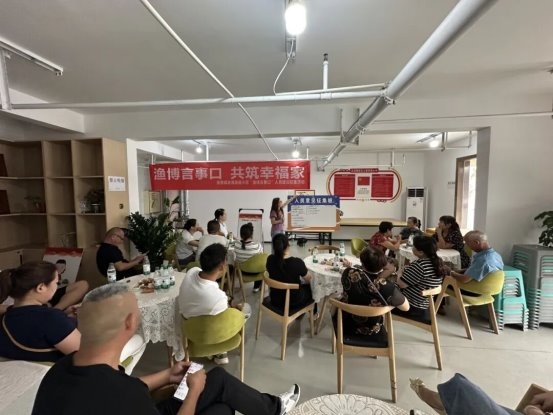 腾出空间，议出温度：和悦家园的架空层，从“挤满车”到“坐下来”(图1)