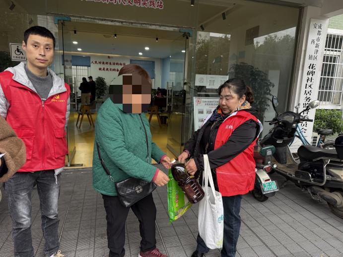 重阳齐上门 邻里一家亲——花碑社区开展邻里和事佬联盟重阳走访活动(图3) 重阳齐上门 邻里一家亲——花碑社区开展邻里和事佬联盟重阳走访活动(图3)