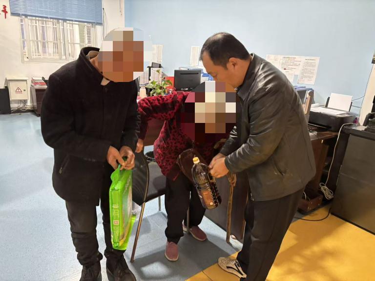 重阳齐上门 邻里一家亲——花碑社区开展邻里和事佬联盟重阳走访活动(图4) 重阳齐上门 邻里一家亲——花碑社区开展邻里和事佬联盟重阳走访活动(图4)