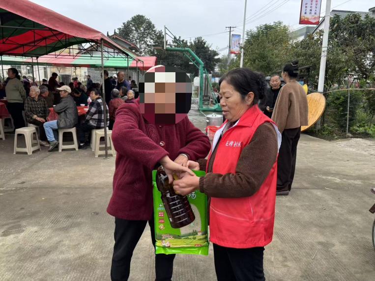重阳齐上门 邻里一家亲——花碑社区开展邻里和事佬联盟重阳走访活动(图5) 重阳齐上门 邻里一家亲——花碑社区开展邻里和事佬联盟重阳走访活动(图5)