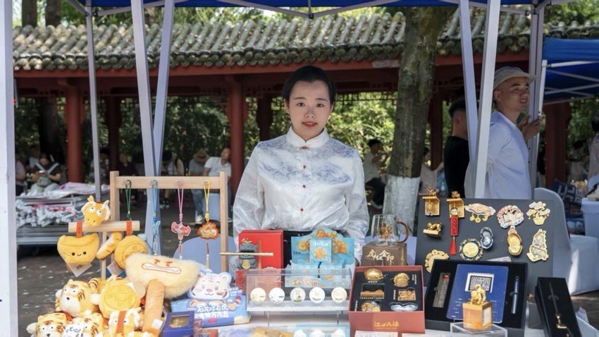 眉山江口沉银博物馆把“金”喜送到望江楼(图2) 文创周边。江口沉银博物馆供图