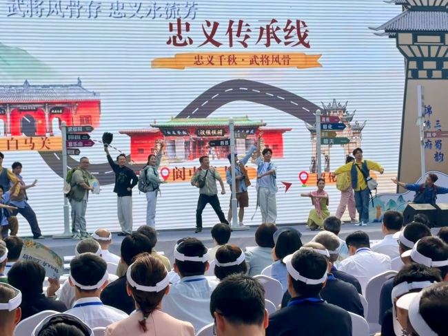 情景演绎剧推介精品旅游线路。吕雅馨供图