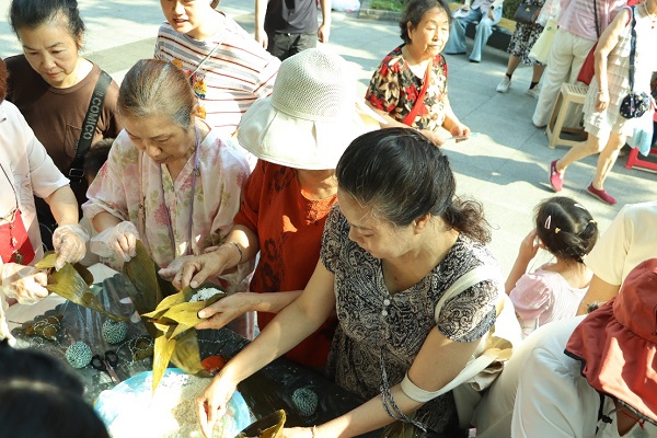 浓情端午践文明 联盟助老暖人心|紫薇社区公益市集暖心(图2) 浓情端午践文明 联盟助老暖人心|紫薇社区公益市集暖心(图2)