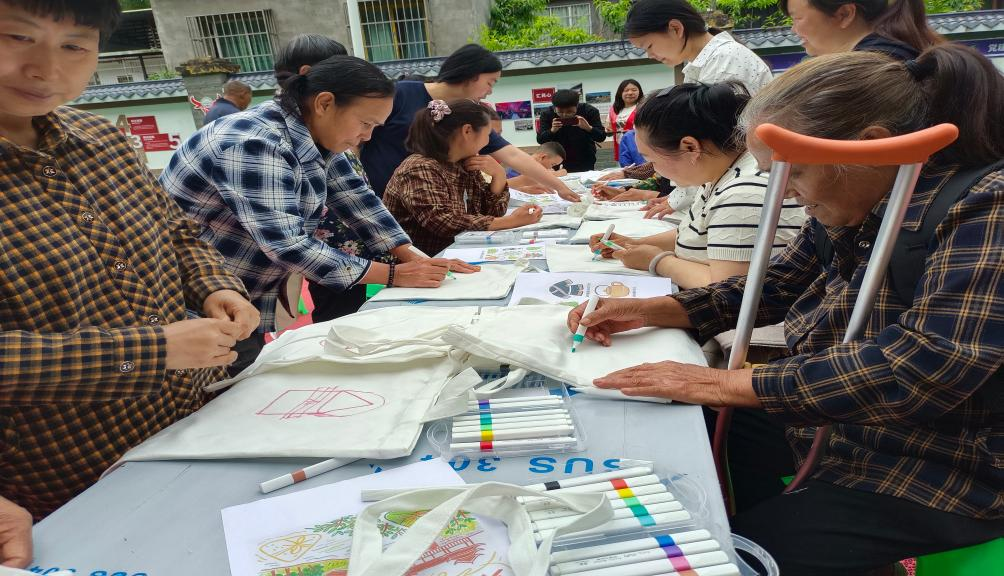 养马嘶社区：苗岭茶韵裹粽香 民族团结共端阳(图4)
