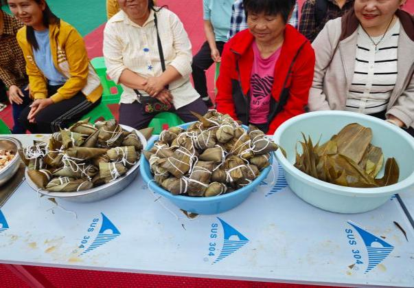 养马嘶社区：苗岭茶韵裹粽香 民族团结共端阳(图2)