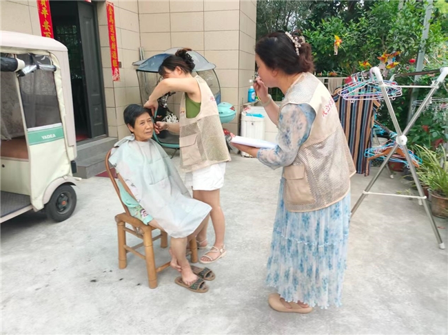 2025年城乡社区治理“创特色”项目——“菜单式”即达 温暖从“头”开始  岷江村暖心义剪首月服务纪实(图4)