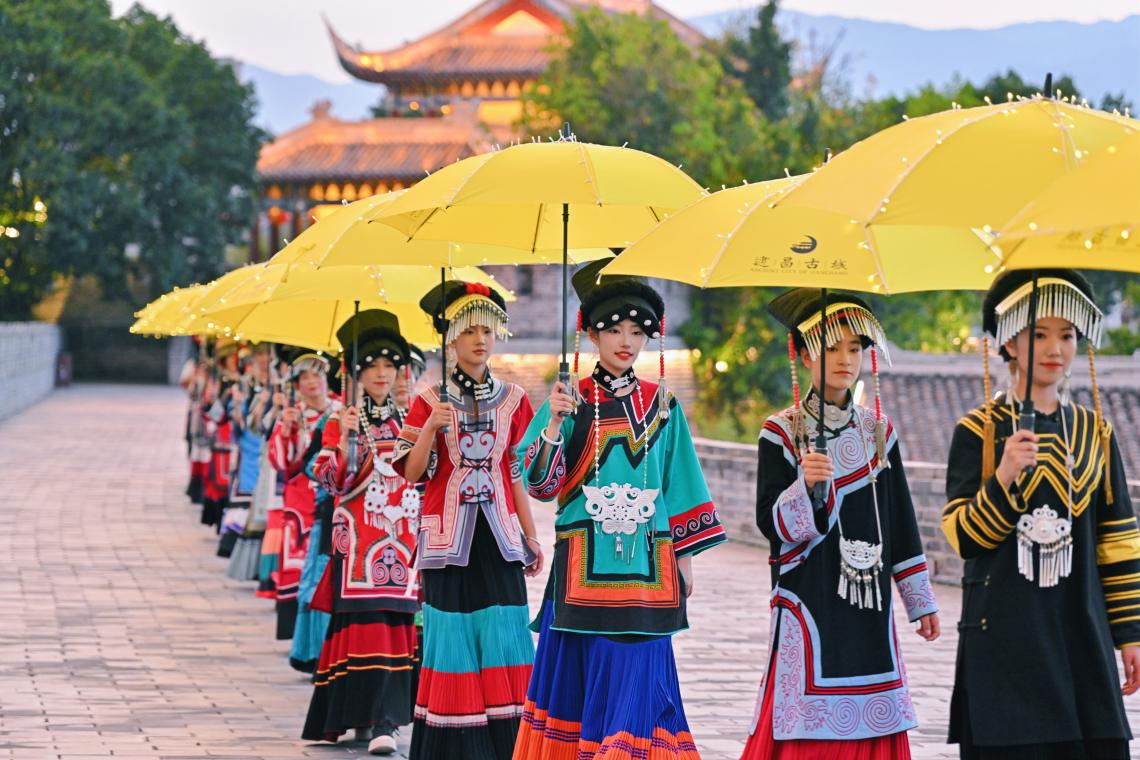 建昌古城“朵乐荷”巡游。西昌市文广旅局供图