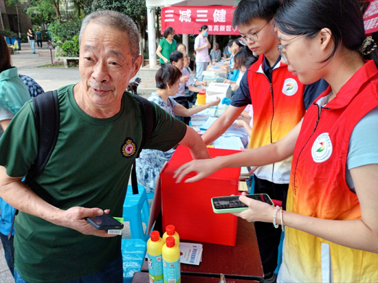 四川卫生康复职业学院开展送“健康服务大礼包”进社区志愿者服务活动(图3) 图片3.png