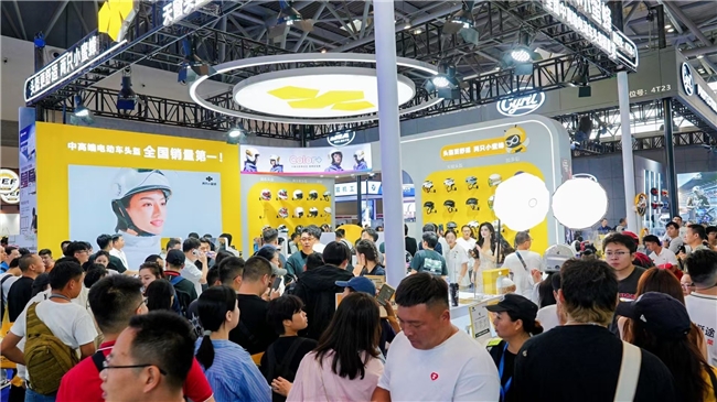 两只小蜜蜂加多彩头盔亮相第二十四届重庆摩博会(图2) 两只小蜜蜂加多彩头盔亮相第二十四届重庆摩博会(图2)