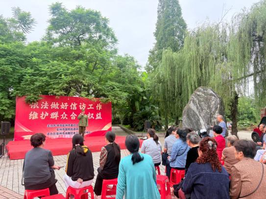 百祥社区开展“依法做好信访工作,维护群众合法权益”主题宣传活动(图4) 百祥社区开展“依法做好信访工作,维护群众合法权益”主题宣传活动(图4)